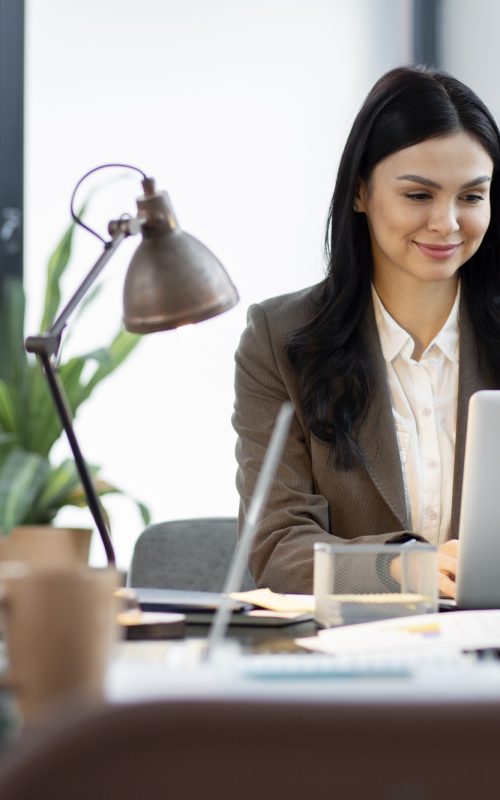 close-up-woman-working-laptop