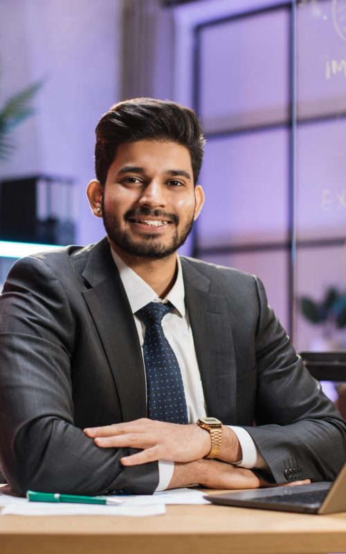 front-view-portrait-young-smiling-experienced-smart-stylish-bearded-hindu-office-manager